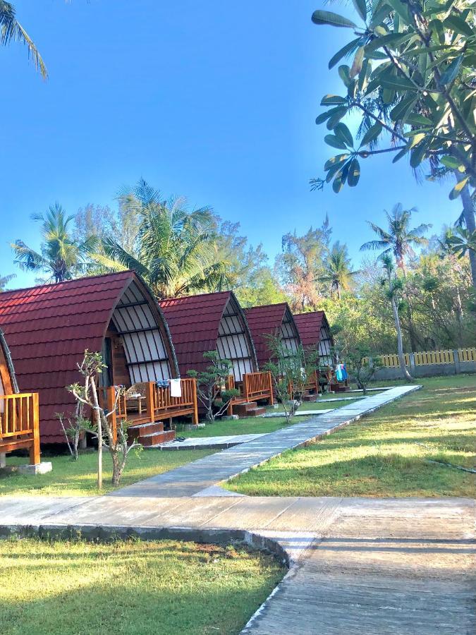 Blue Moon Meno Hotel Gili Meno Buitenkant foto