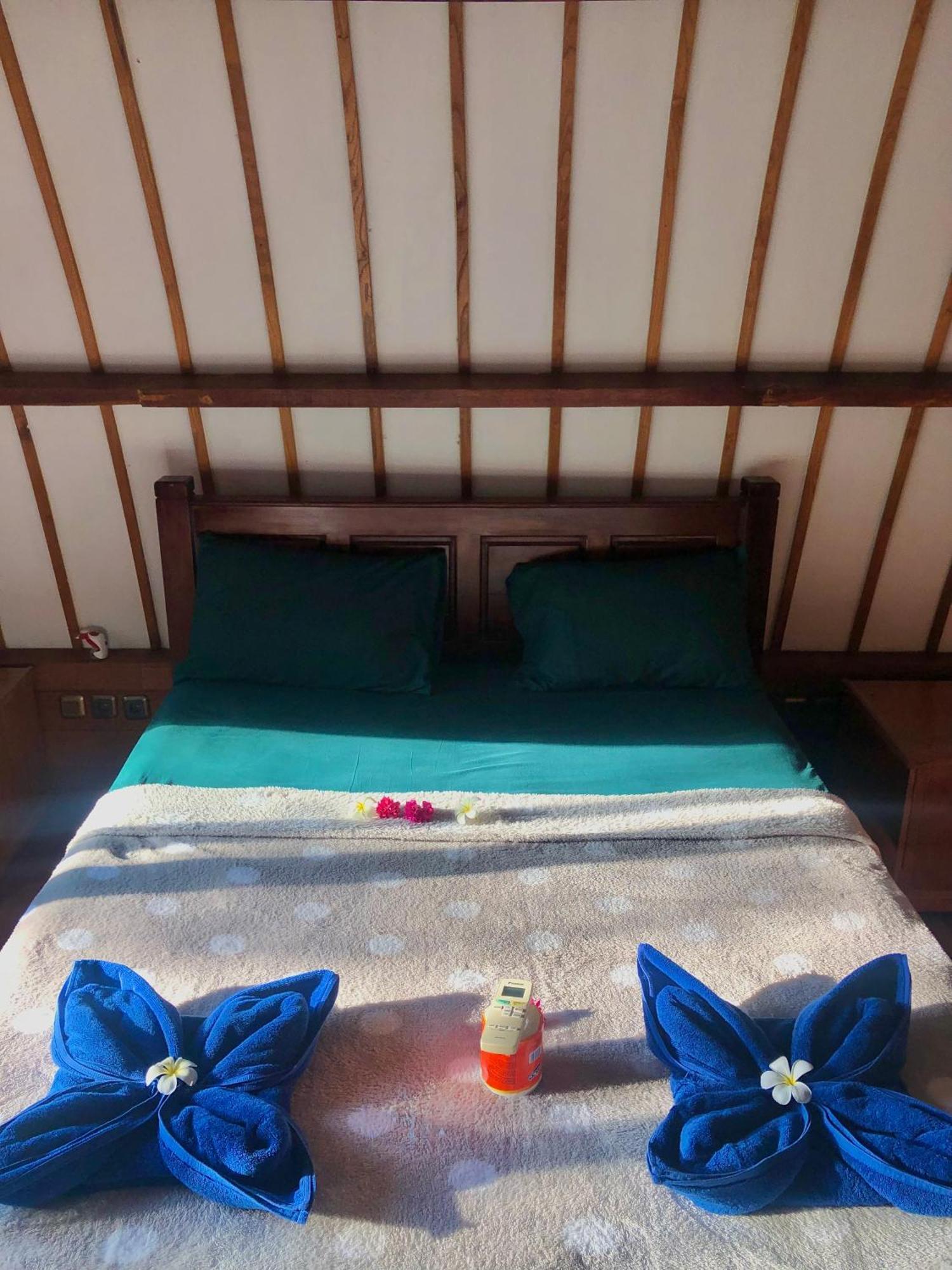 Blue Moon Meno Hotel Gili Meno Buitenkant foto